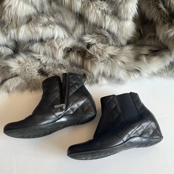 Aquatalia leather wedge ankle bootie “waterproof” - Picture 5 of 8